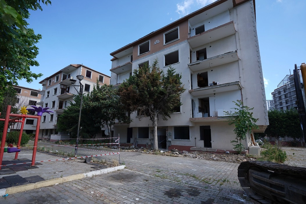 Beylikdüzü’nde Kentsel Dönüşüm Hızlandı: Özay Tepe Sitesi’nde Yıkım Başladı