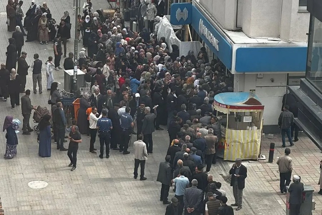 Ağrı’da Sosyal Yardım Ödemeleri Halkbank’a Taşındı, Banka Önünde Uzun Kuyruklar Oluştu