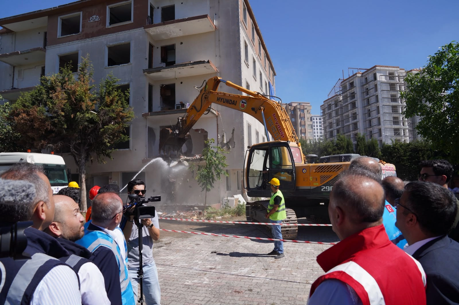 Beylikdüzü’nde Riskli Özay Sitesi Yıkılıyor: İBB’den Yerinde Dönüşüm Çağrısı