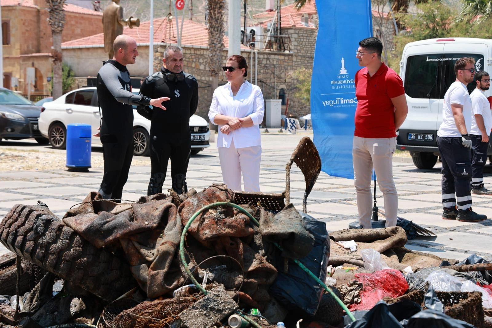 İzmir’de Denizden Çıkan Atıklar Meydanda Sergileniyor: Yüzlerce Kilo Çöp Toplandı