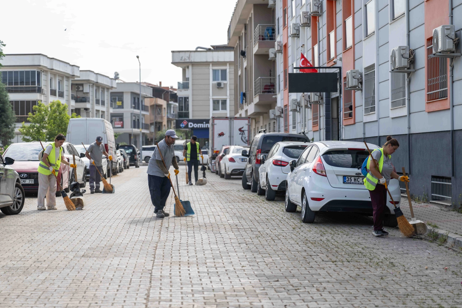 Bornova Belediyesi’nden Mevlana Mahallesi’nde Kapsamlı Temizlik Seferberliği