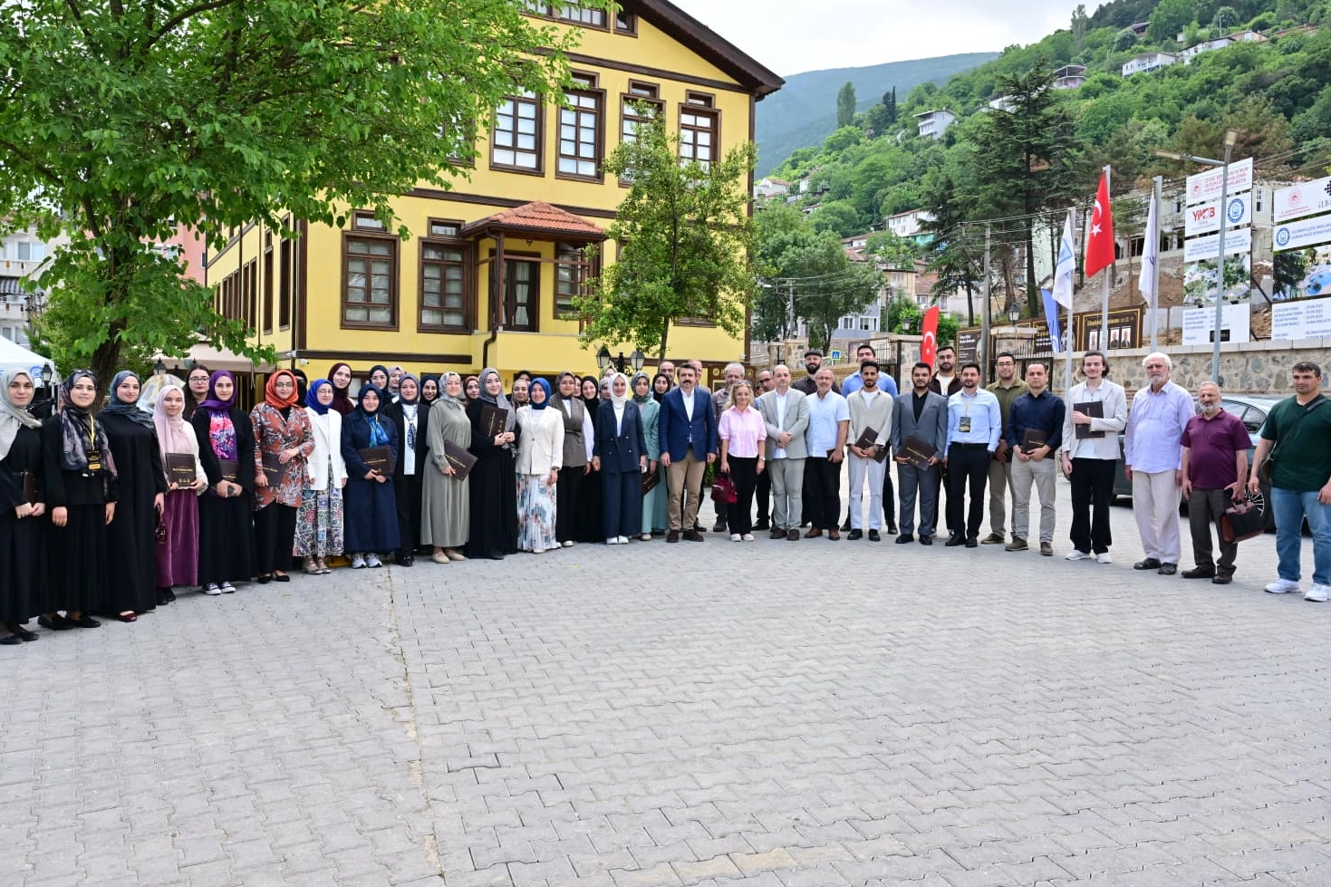 Bursa Düşünce Okulu’nda Mezuniyet Heyecanı: 42 Öğrenci Sertifika Aldı