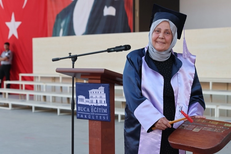 DEÜ Eğitim Fakültesi’nde Mezuniyet Coşkusu: 57 Yaşındaki Öğrenci Birinci Oldu