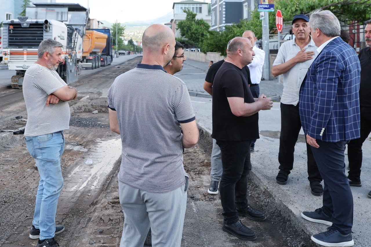 Melikgazi’de Yol Yenileme Çalışmaları Sürüyor: Osmanlı Mahallesi’nde Asfalt Mesaisi