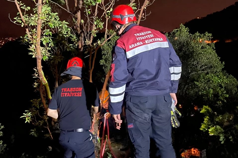 Trabzon’da Sarp Yamaçta Mahsur Kalan Vatandaş Kurtarıldı