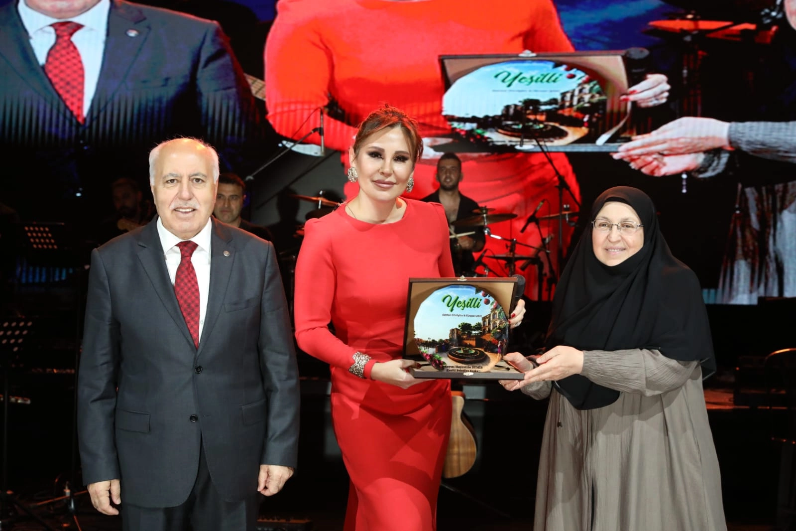 Funda Arar, Yeşilli Kiraz Festivali Finalinde On Binlere Konser Verdi