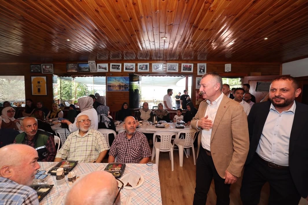 Başkan Büyükakın Derince’de Yörükler Derneği Üyeleriyle Buluştu