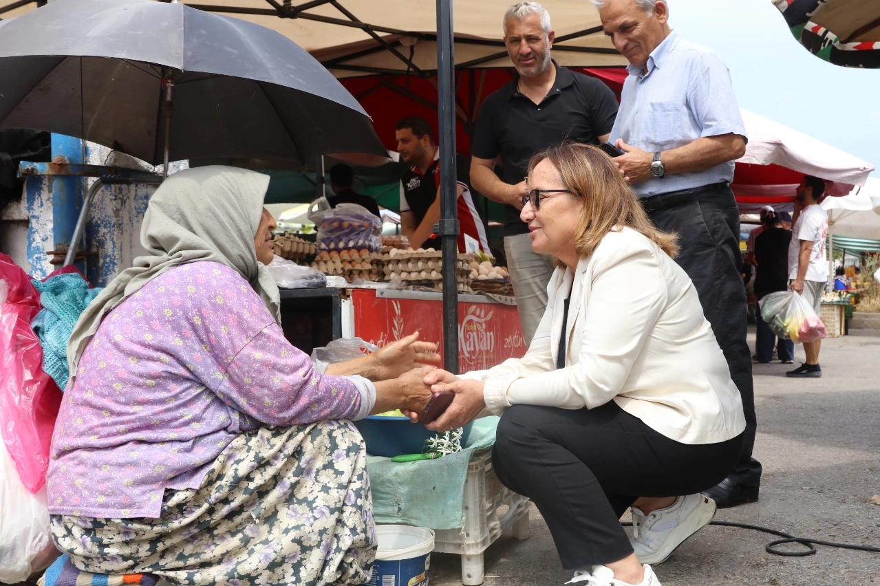Güzelbahçe’de Başkan Vekili Ayşe Akın’dan Pazar Ziyareti