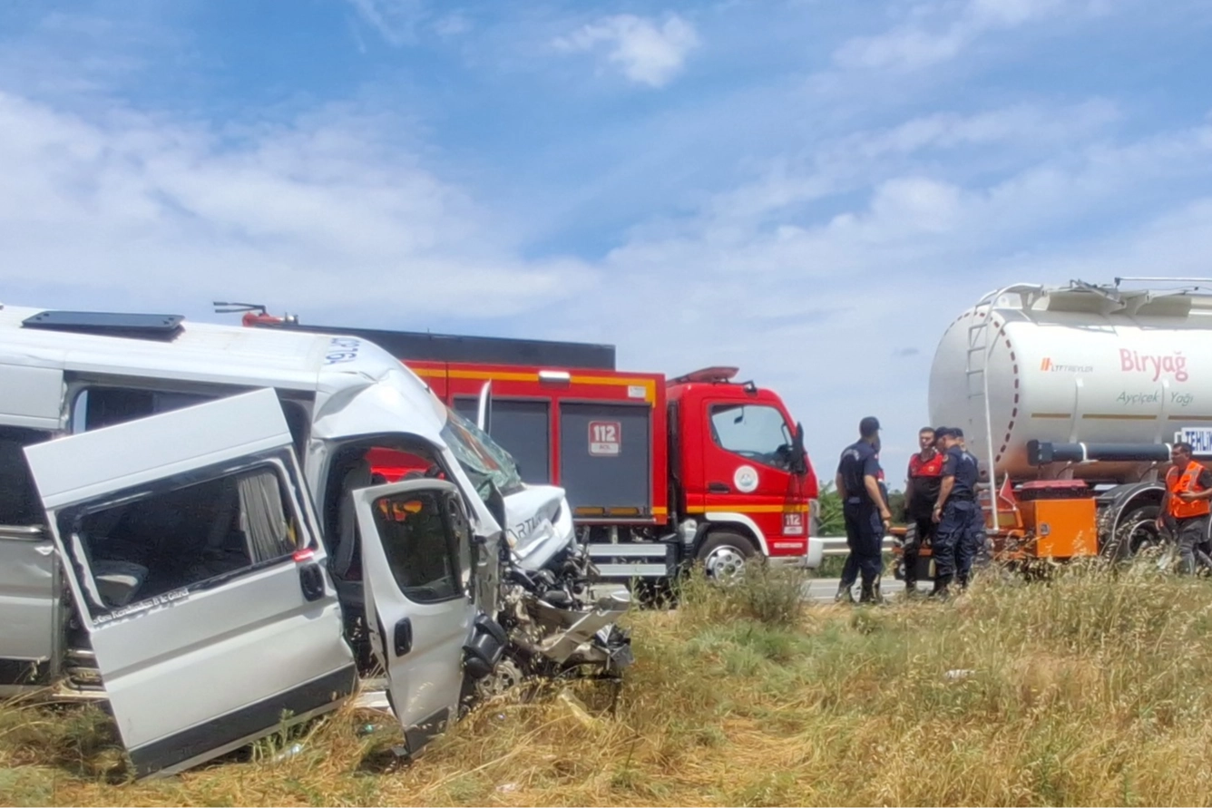 Keşan-Gelibolu Yolunda Servis Minibüsü Kaza Yaptı: 16 Yaralı
