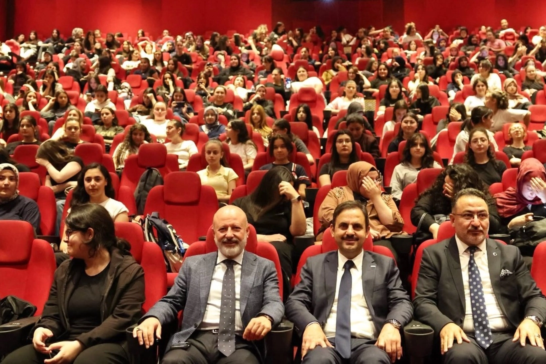 Kocasinan’da 7 Bin Öğrenci “Bir Adam Yaratmak” Filmiyle Buluştu