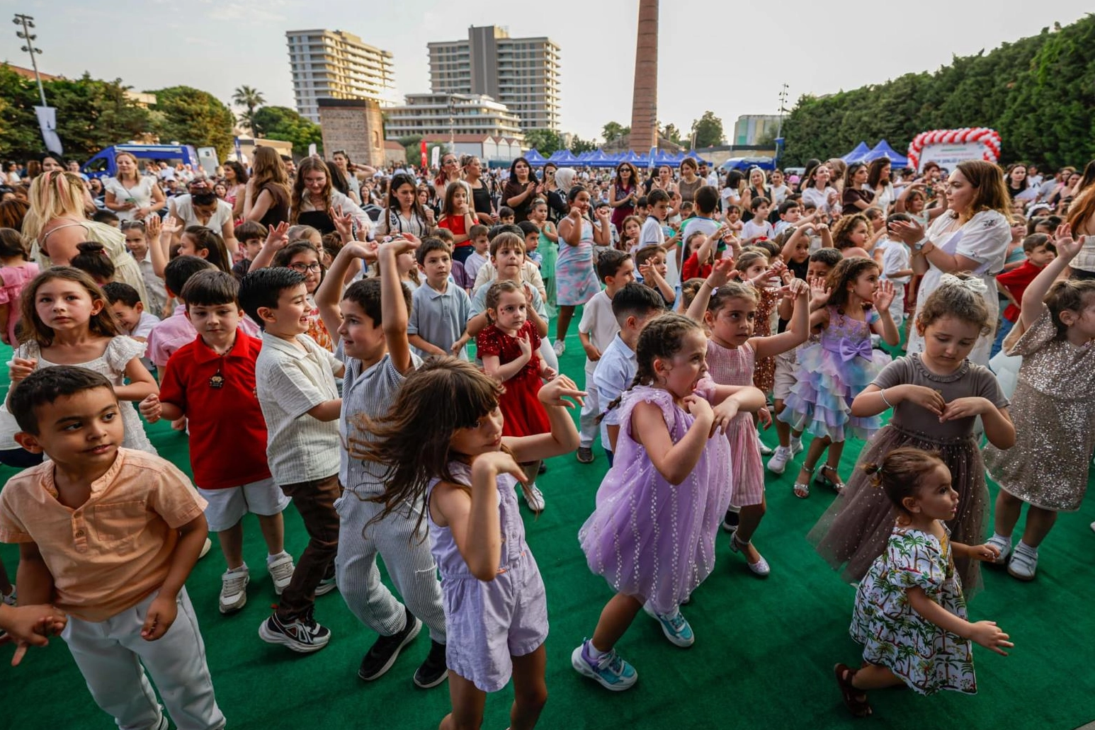 İzmir’de Çocuklar Yıl Sonu Şenliğinde Buluştu