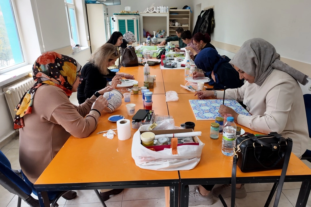 KAYMEK’te Ücretsiz Çini Kurslarıyla Geleneksel Sanatlar Yaşatılıyor