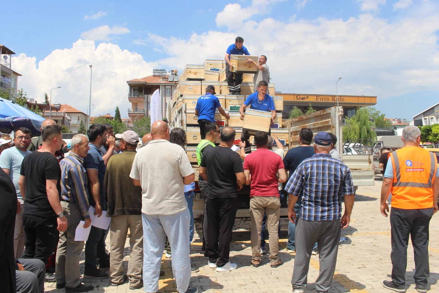 Antalya Büyükşehir’den Arıcılara Kovan Desteği: 283 Üreticiye 849 Kovan Hibe Edildi