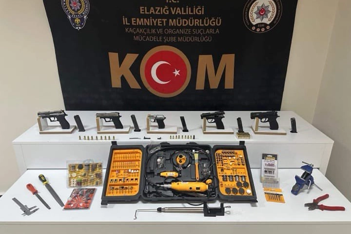 Elazığ’da Silah Operasyonu: Ruhsatsız Tabancalar ve Mühimmat Ele Geçirildi