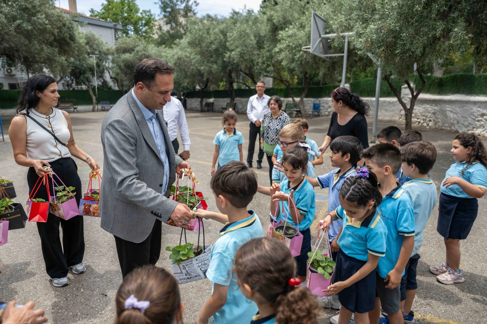 Bornova Belediyesi’nden Öğrencilere Çilek Fidesi Hediyesi