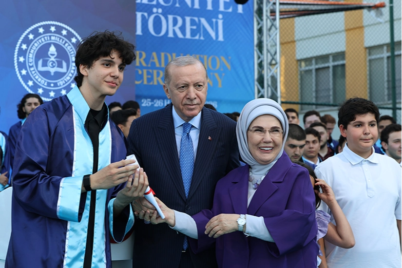 Cumhurbaşkanı Erdoğan Torunu Ömer Tayyip Erdoğan’a Diplomasını Verdi