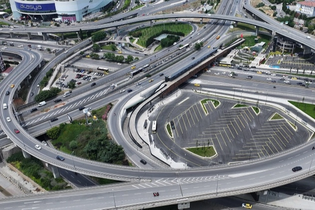 İBB Uzunçayır Yaya Üst Geçidi ve Çevre Düzenlemesini Hizmete Açtı