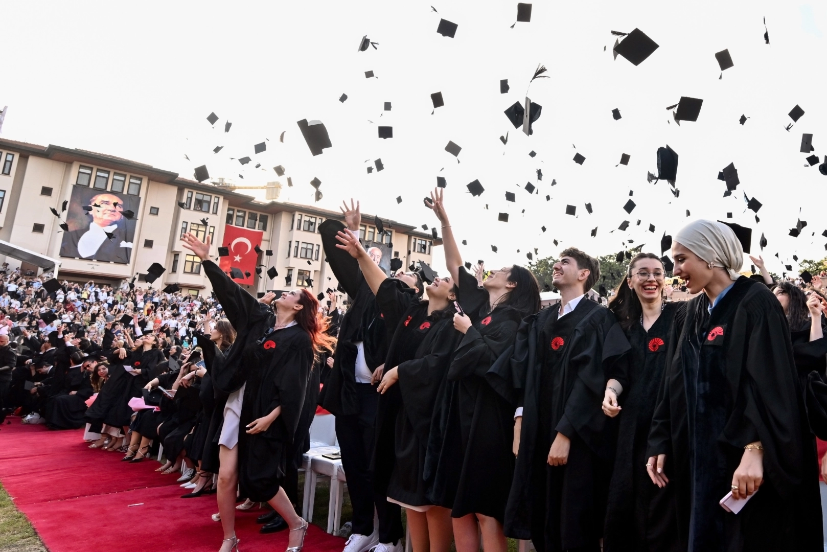 Koç Üniversitesi’nde 1731 Öğrenci Mezuniyet Sevinci Yaşadı