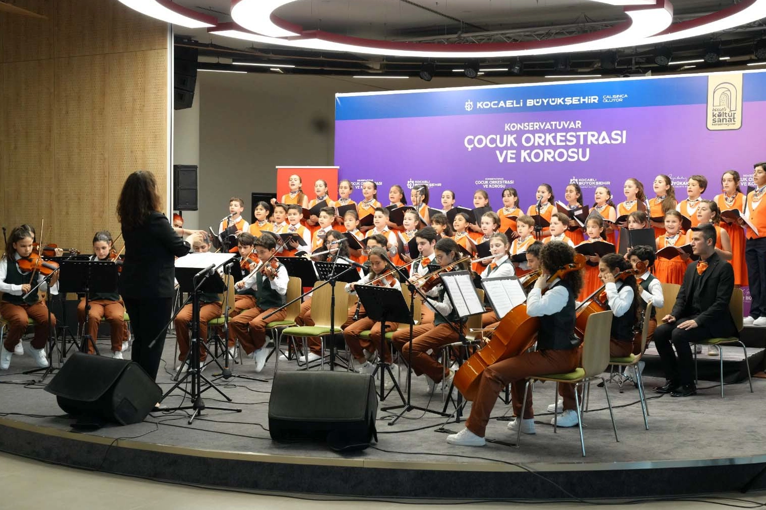 Kocaeli Büyükşehir Çocuk Orkestrası ve Korosu İlk Konserini Verdi