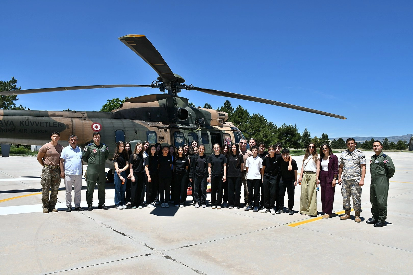 Mehmetçikle Bir Gün Projesi Kapsamında Öğrenciler Eskişehir'deki Jet Üssünü Ziyaret Etti