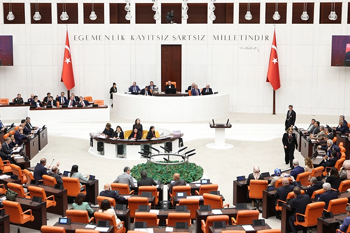 TBMM’de Kabul Edildi: Uzman Erbaşlar ve Sözleşmeli Erlere Yeni Düzenlemeler