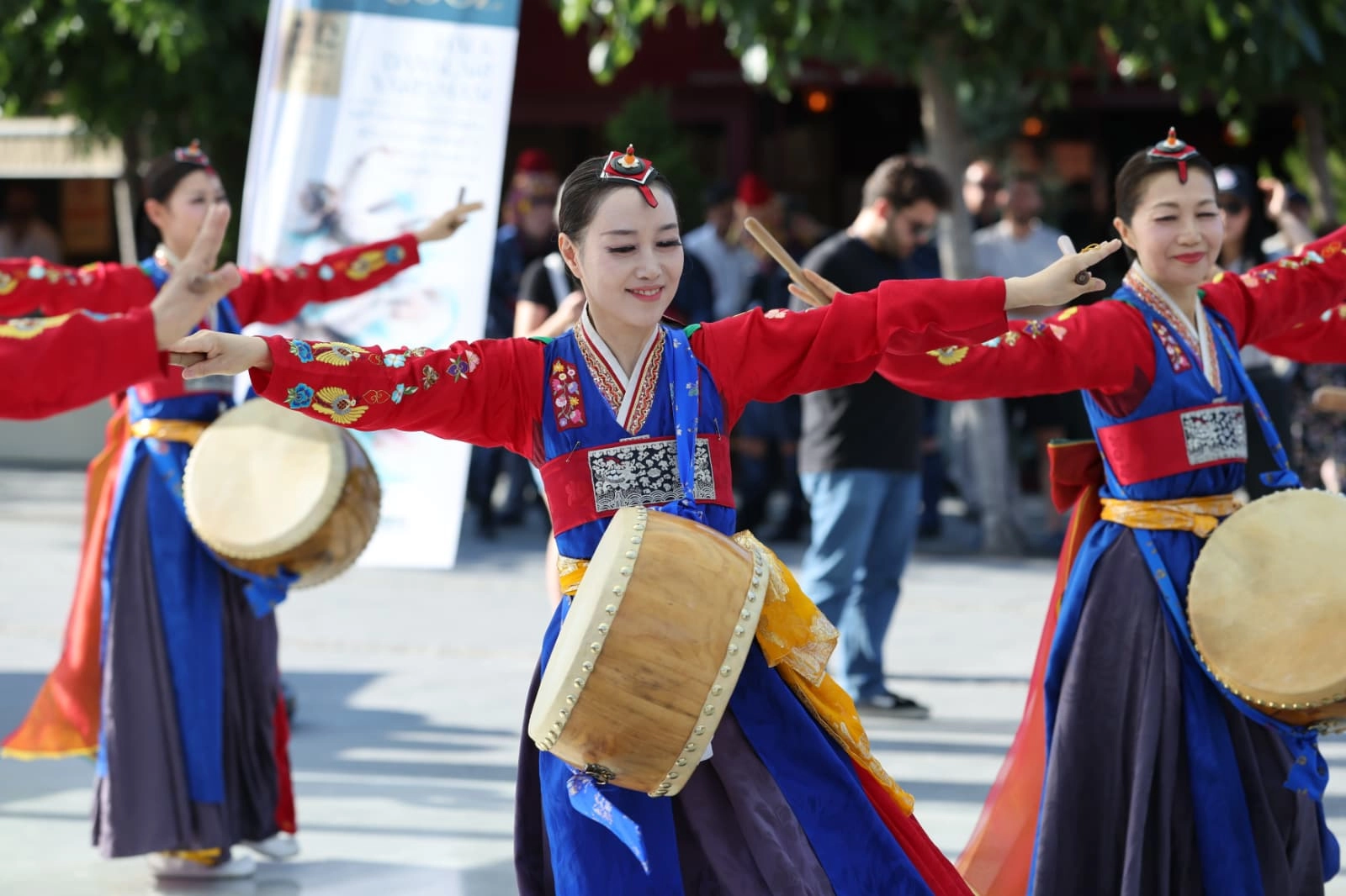 Altın Karagöz Halk Dansları Yarışması Bursa'nın Meydanlarını Renklendirdi