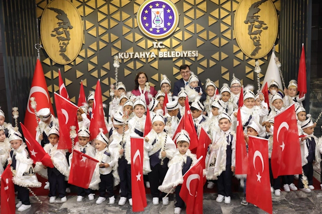 Kütahya’da 48 çocuğun sünnet sevinci: Şehir turu attılar, tablet hediyesi aldılar